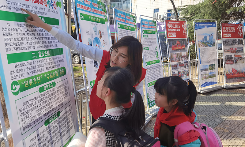 2021年3月25日，藍鴿志愿服務隊前往社區(qū)開展“世界水日”暨“中國水周”主題宣傳活動（1）